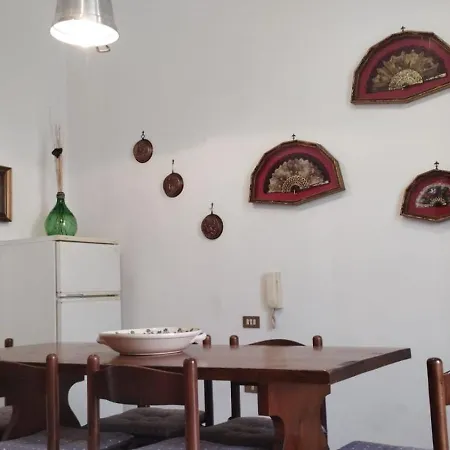 Casa Vacanza Lu Puzzuluengu Леверано